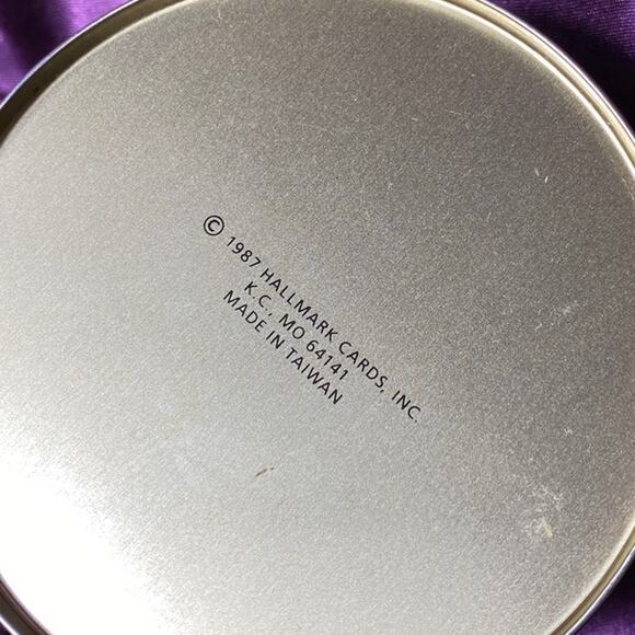 Kitty Cat Tin White Gray Vintage Round Blue Eye Trinket Decor Hallmark Taiwan - Picture 3 of 8